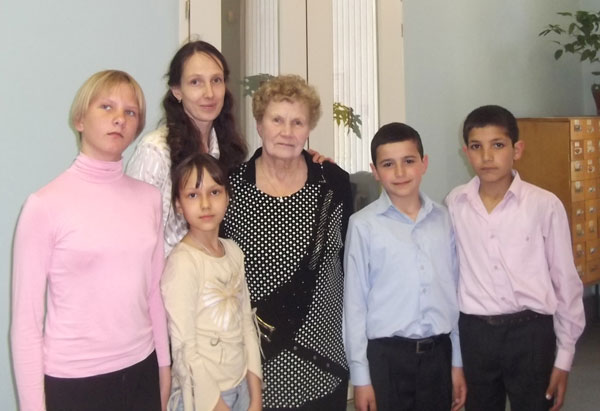 Школьники с Ириной Асеевой и Галиной Михайловной Абрамовой