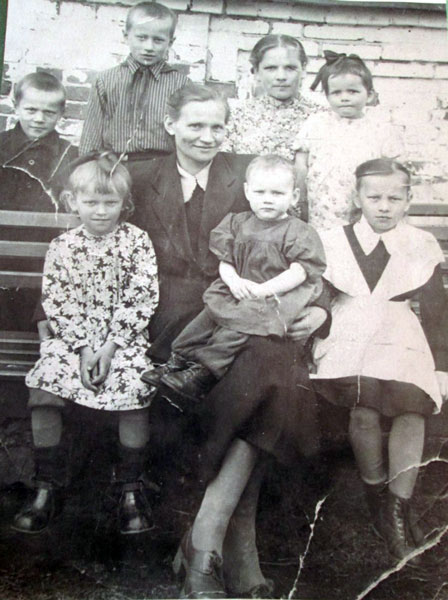 Малкина Антонина Игнатьевна со своими детьми и нянечкой Настей.1956 год