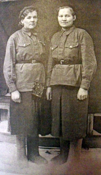 Антонина Малкина (справа) и ее подруга Вера Антипина. Карпогоры, 1944 год