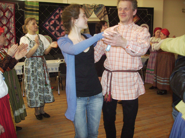 Участники и гости фестиваля научились танцевать северную кадриль